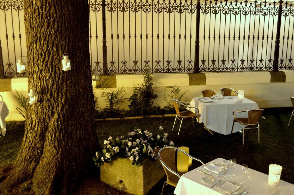 Un restaurante o sitio para comer en Hotel Mirador de Llerena