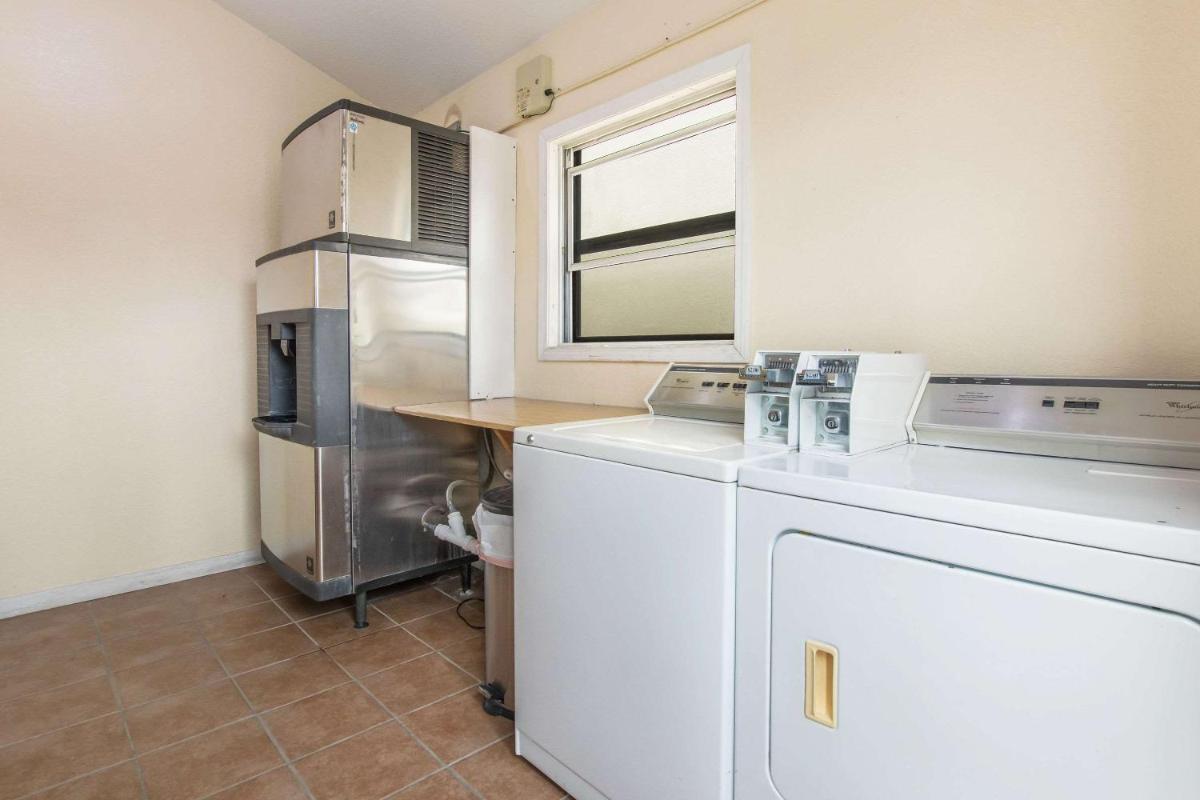 Econo Lodge Cloverdale - Housity