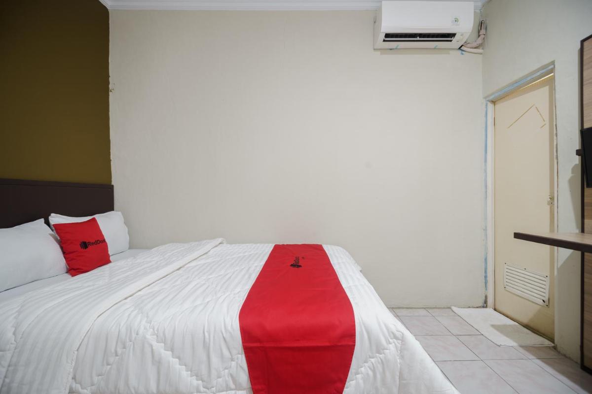 RedDoorz near Cikampek Mall Karawang - Housity