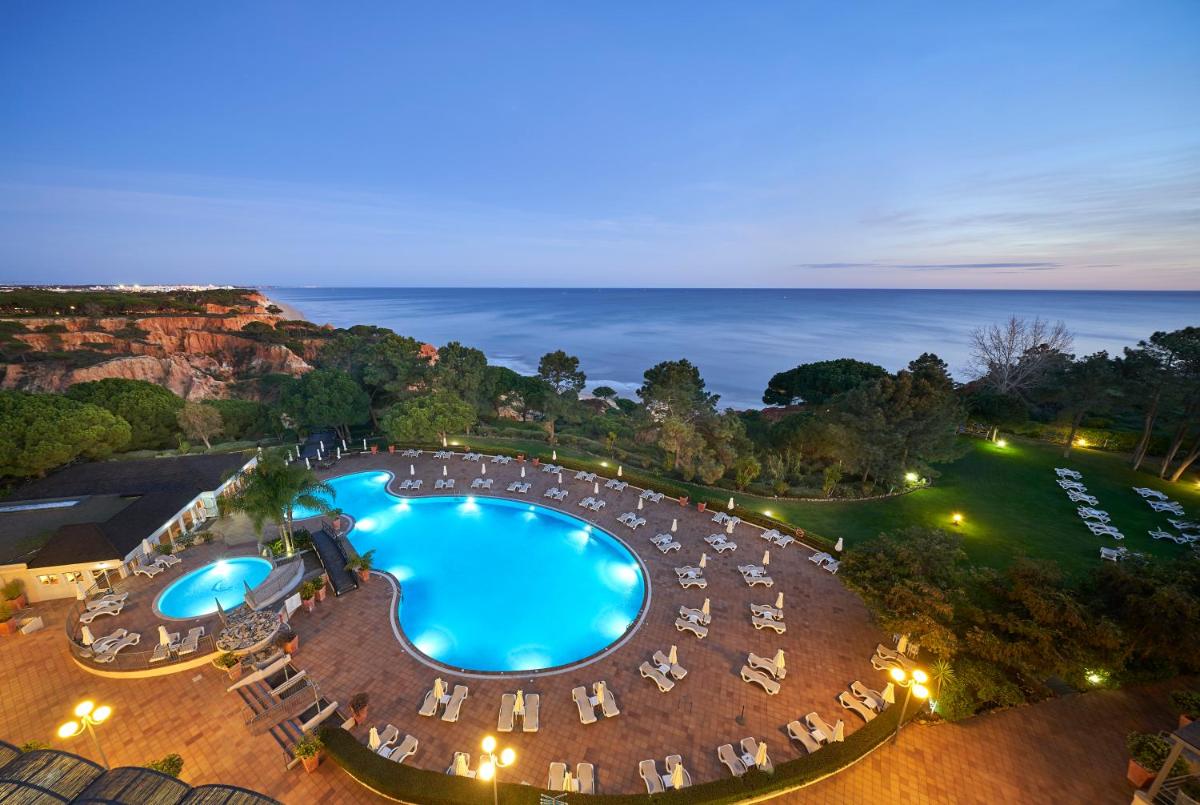 A piscina em ou perto de PortoBay Falesia