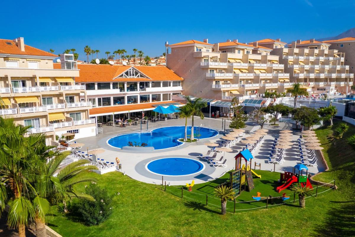 - Vistas aéreas a un complejo con parque infantil en Hotel Tropical Park, en Callao Salvaje
