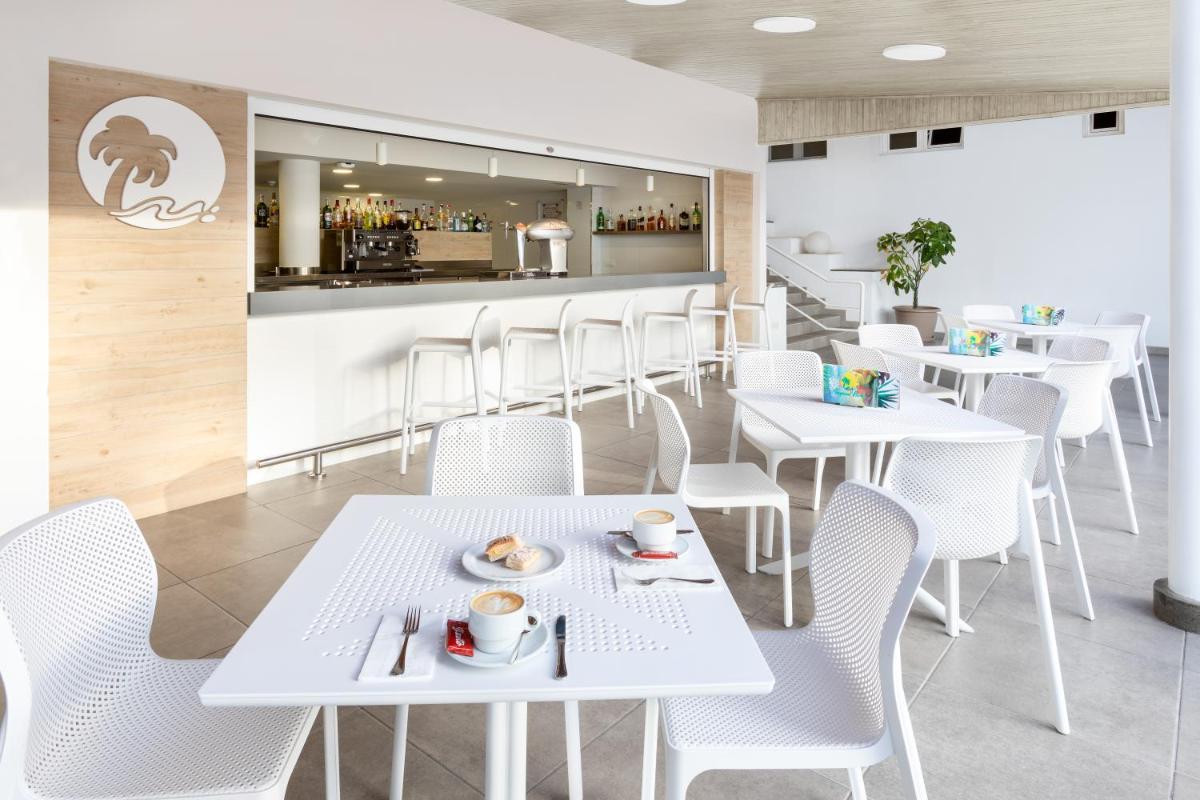 Un restaurante o sitio para comer en Hotel Tropical Park