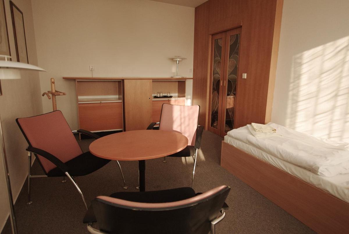 Kolej Akademie - Housity
