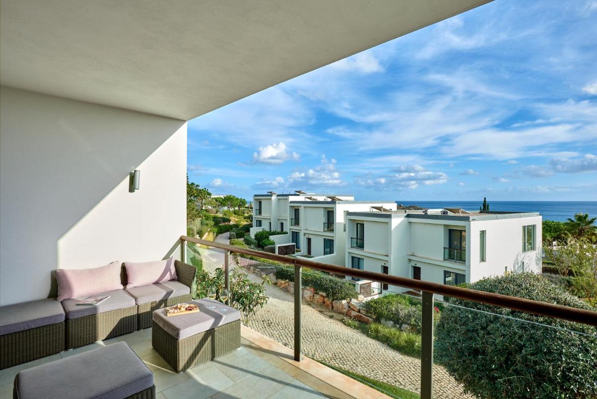 uma varanda com vista para o oceano em Martinhal Sagres Beach Family Resort Hotel em Sagres