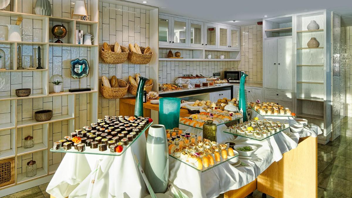 Comida en o cerca de este hotel