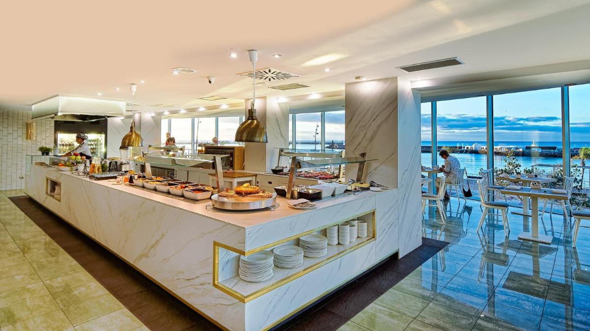 Comida en o cerca de este hotel