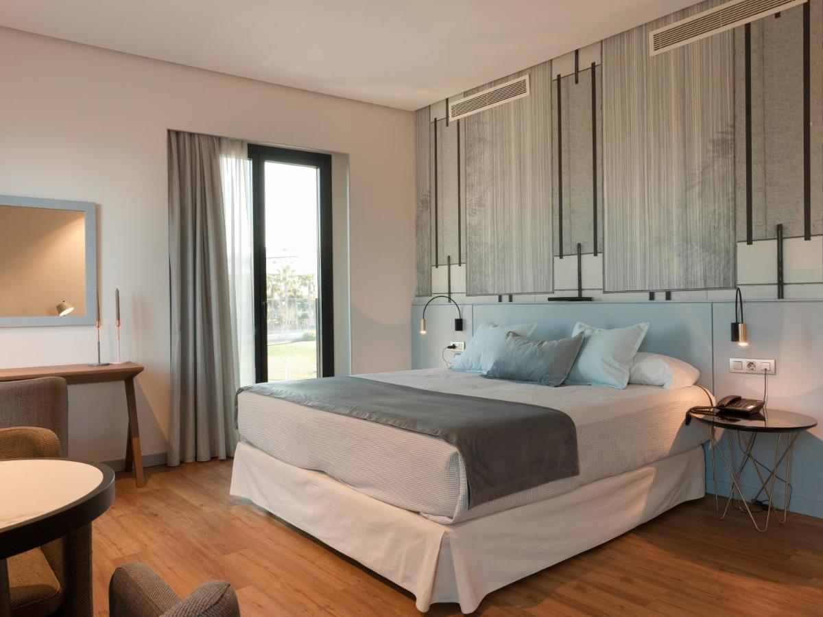Cama o camas de una habitación en Hotel Neptuno Playa & Spa
