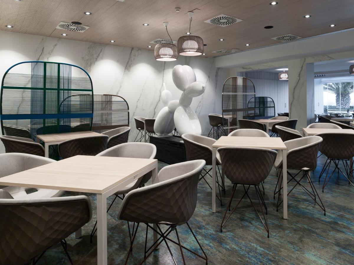 Un restaurante o sitio para comer en Hotel Neptuno Playa & Spa