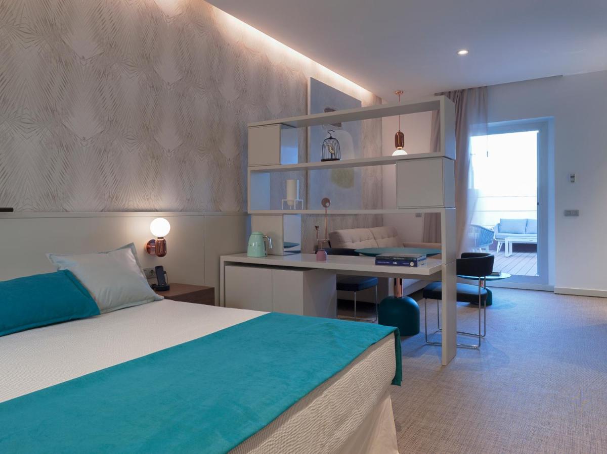 Cama o camas de una habitación en Hotel Neptuno Playa & Spa