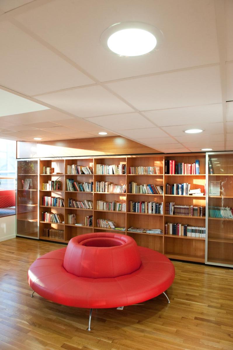 Bibliothèque dans le complexe hôtelier