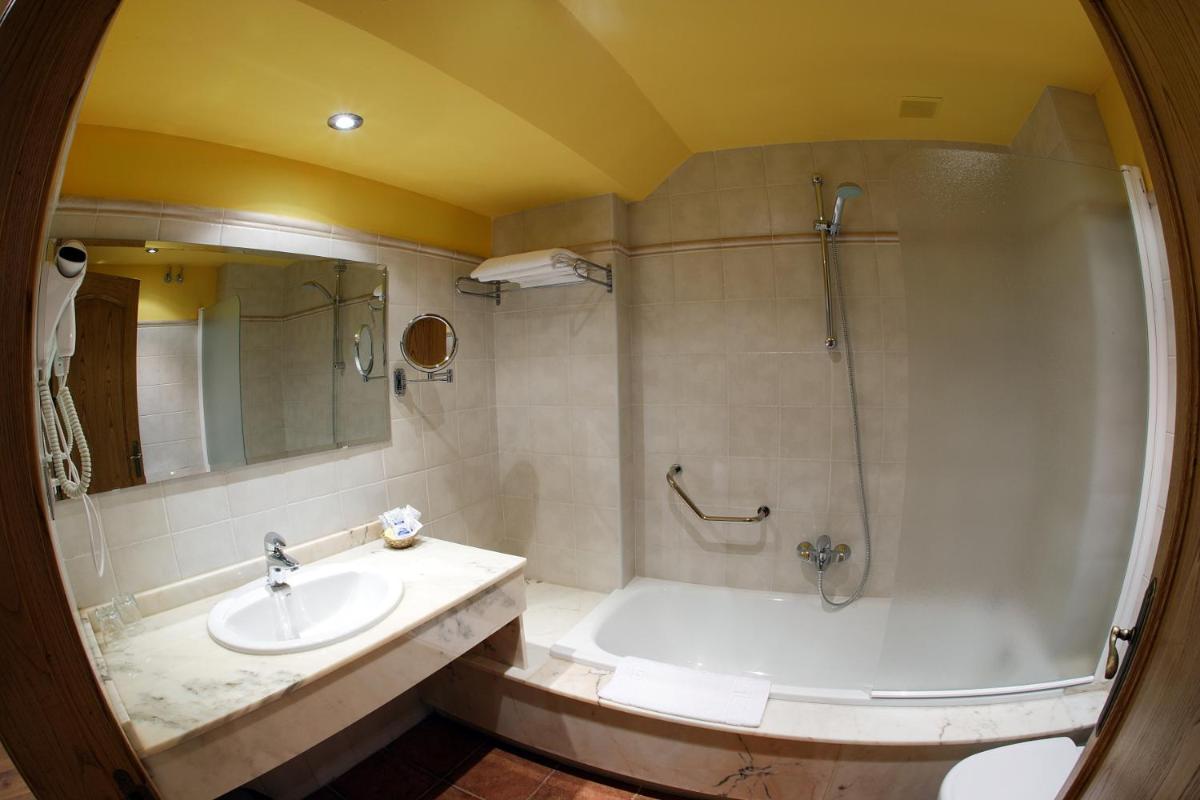 Un baño de Hotel Spa San Marcos