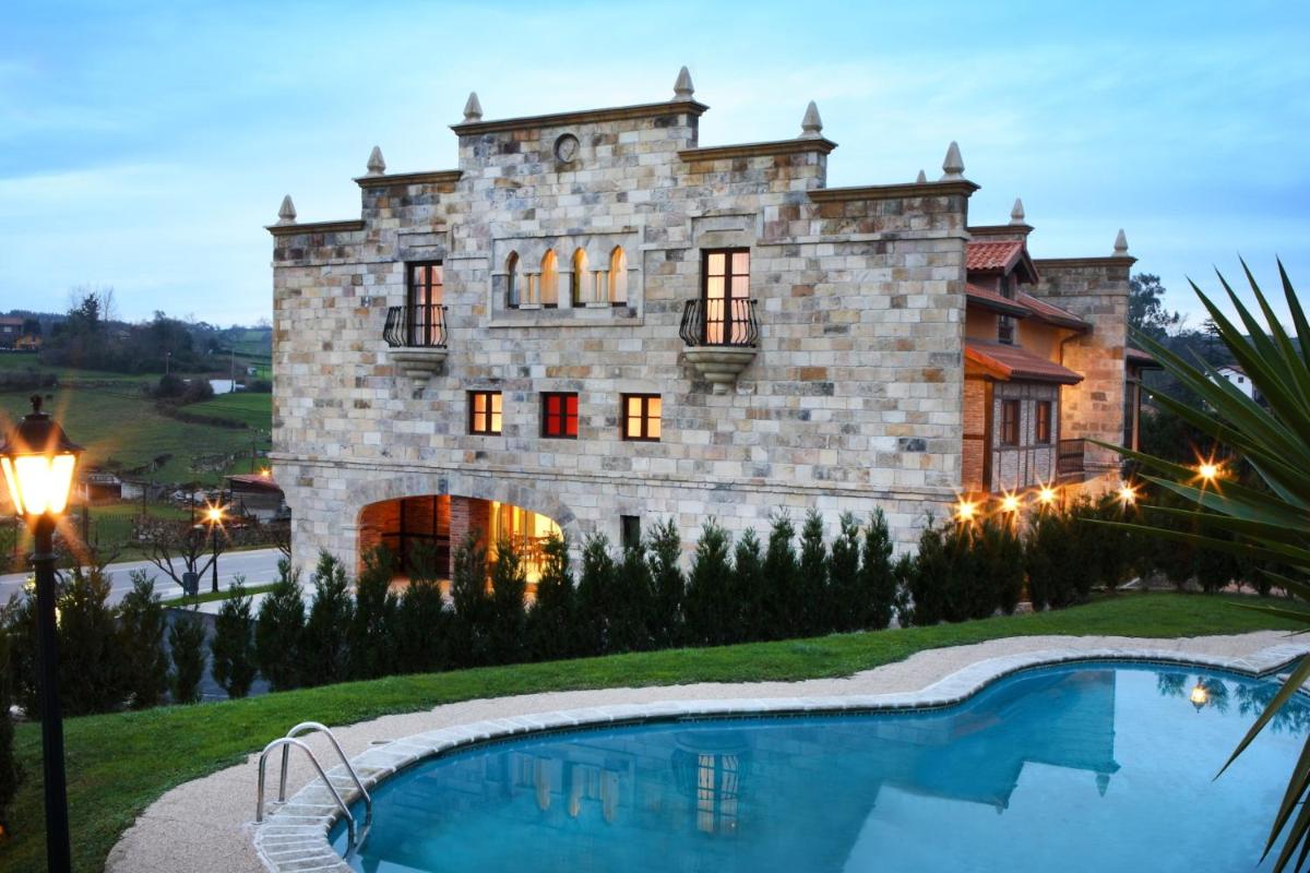 un gran edificio de piedra con una piscina frente a él en Hotel Spa San Marcos, en Santillana del Mar