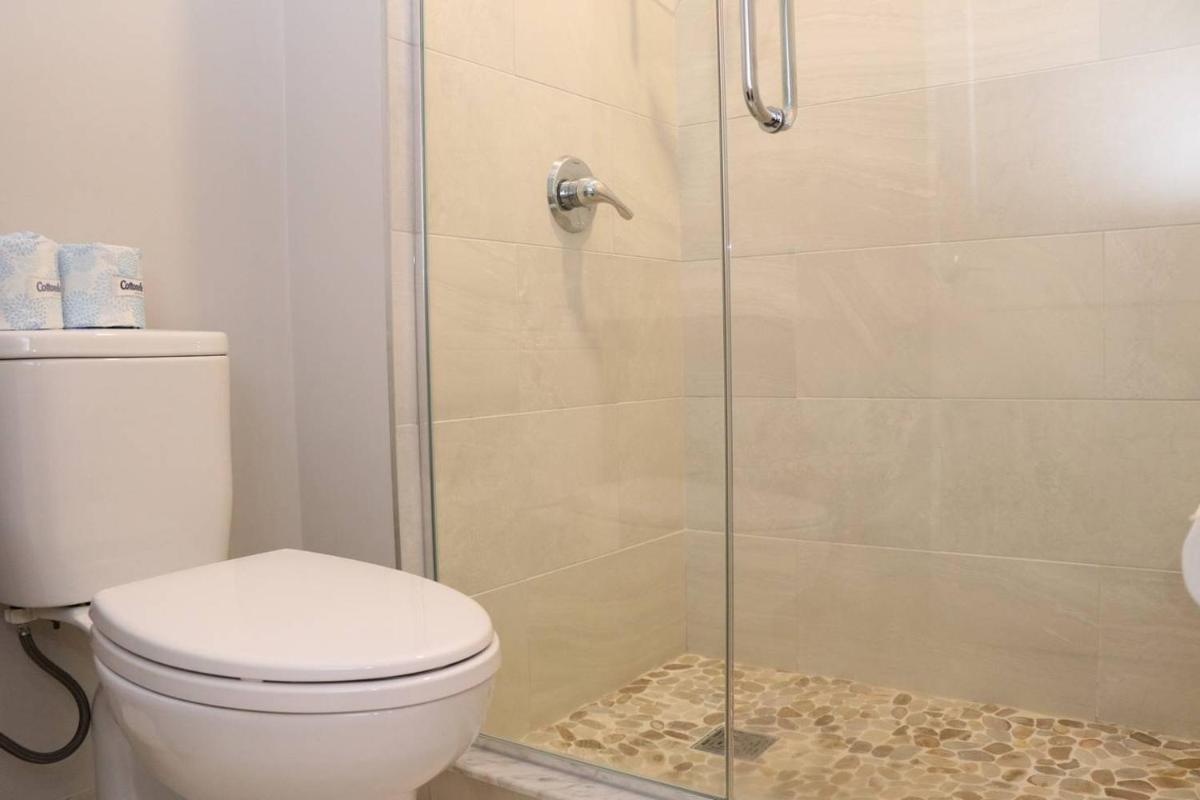 A Stylish Stay w/ a Queen Bed, Heated Floors.. #35 - Housity