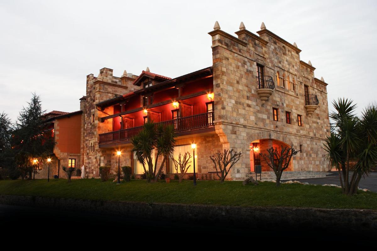 un gran edificio de piedra con luces. en Hotel Spa San Marcos, en Santillana del Mar