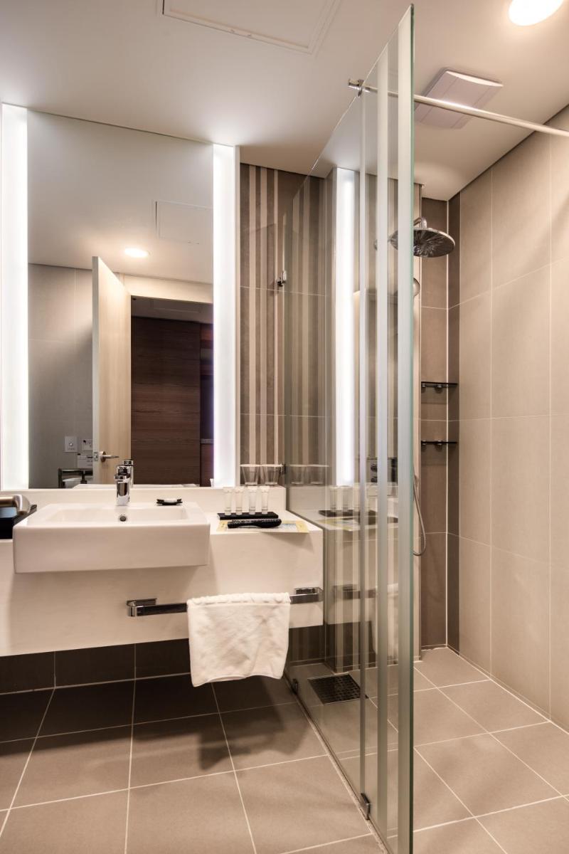 Suitetrails - Golden Tulip Incheon Airport Hotel