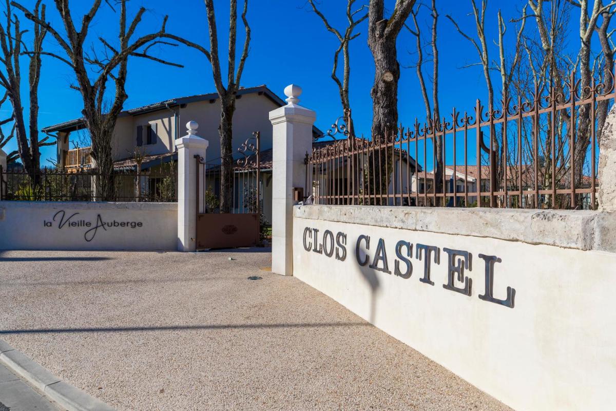 un panneau indiquant une caset sur un mur dans l'établissement Hotel Clos Castel Villas Spa, à Casteljaloux