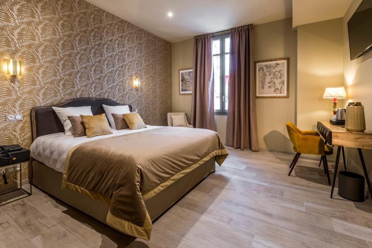 une chambre d'hôtel avec un lit et un bureau dans l'établissement Hotel Clos Castel Villas Spa, à Casteljaloux 79 autres photos