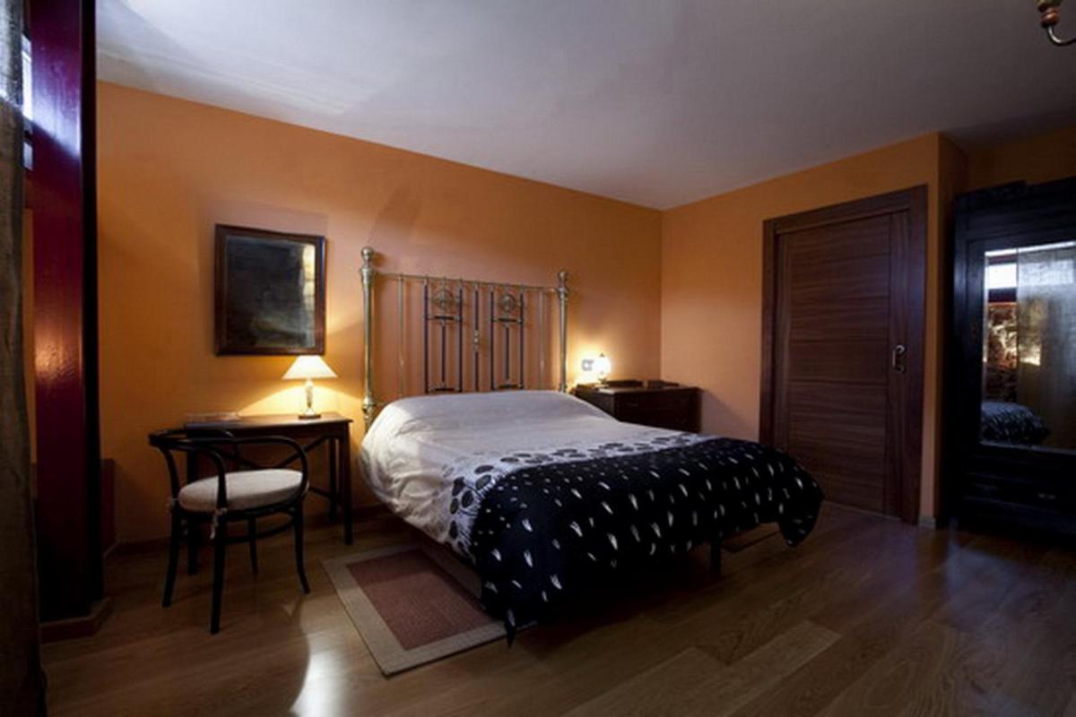 Cama o camas de una habitación en Posada Real La Vieja Chimenea-Spa