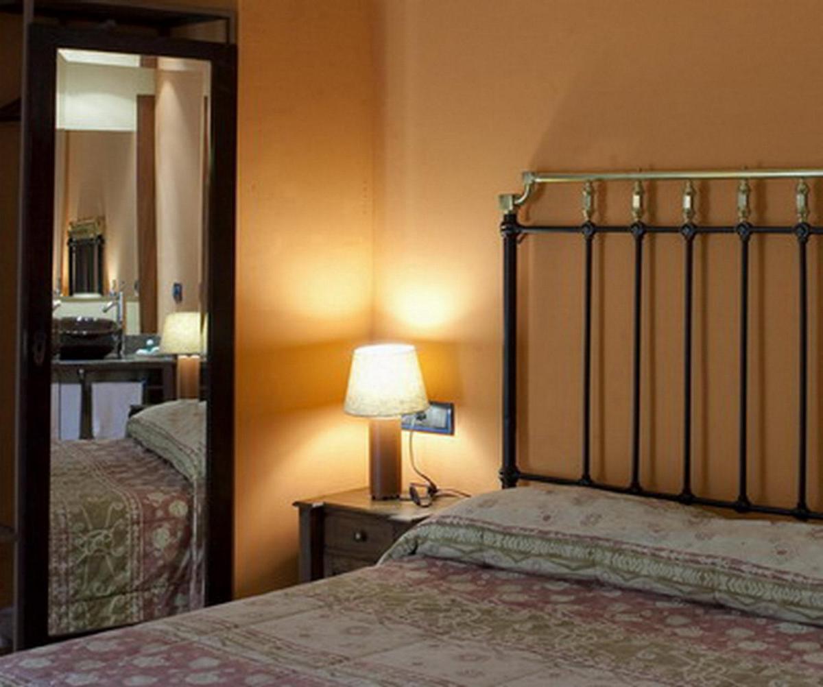 Cama o camas de una habitación en Posada Real La Vieja Chimenea-Spa