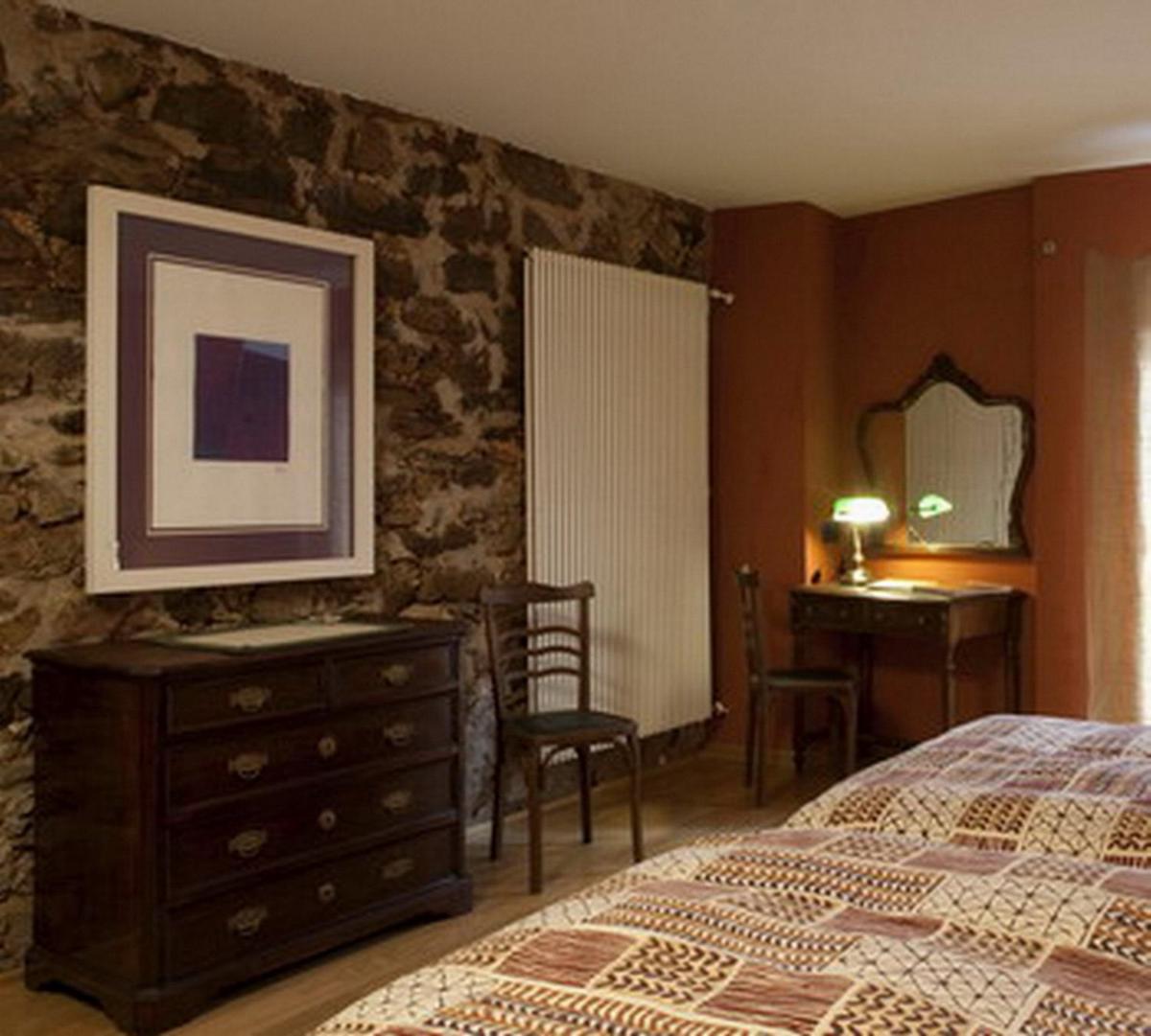 1 dormitorio con 1 cama, vestidor y escritorio en Posada Real La Vieja Chimenea-Spa, en Herreros