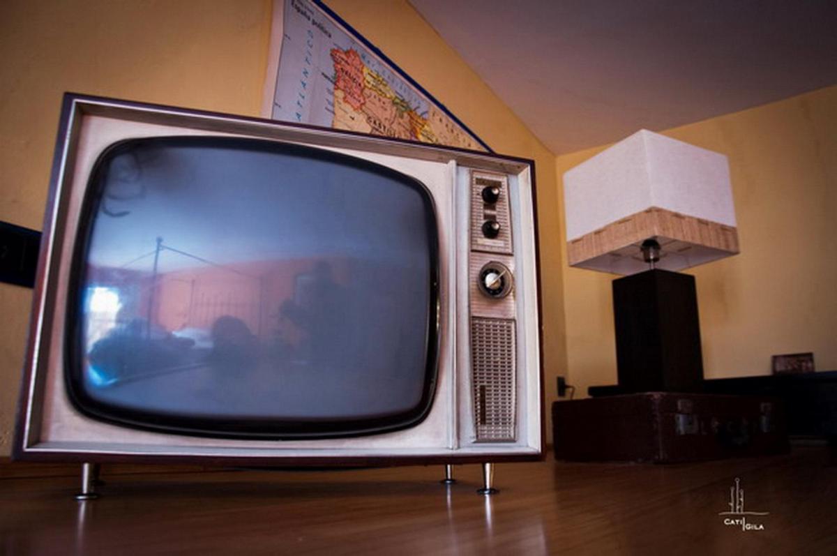 un televisor plateado sentado en el suelo junto a una pared en Posada Real La Vieja Chimenea-Spa, en Herreros