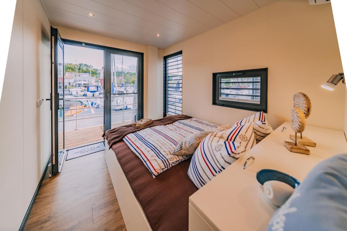 Hausboote und Ferienhäuser Marina Mücheln - Housity