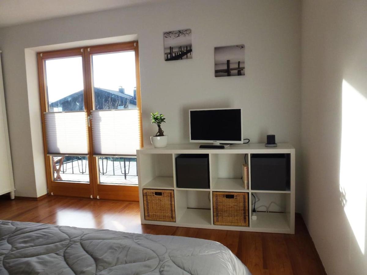 Bergblick und See - Housity