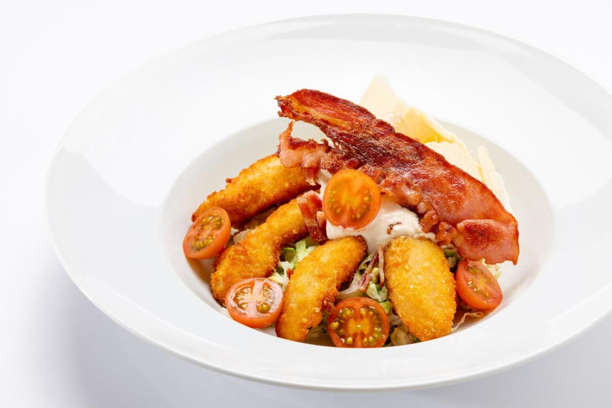 Comida en o cerca de este hotel