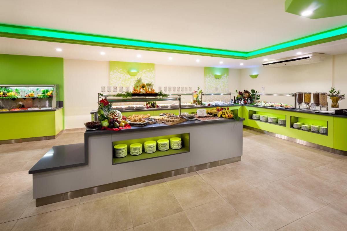 Comida en o cerca de este hotel