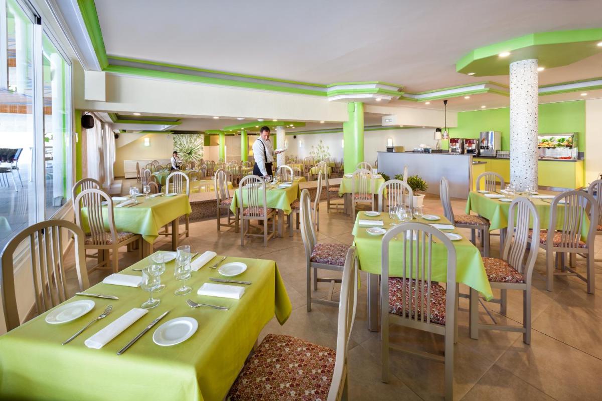 Un restaurante o sitio para comer en Hotel Tropical Park
