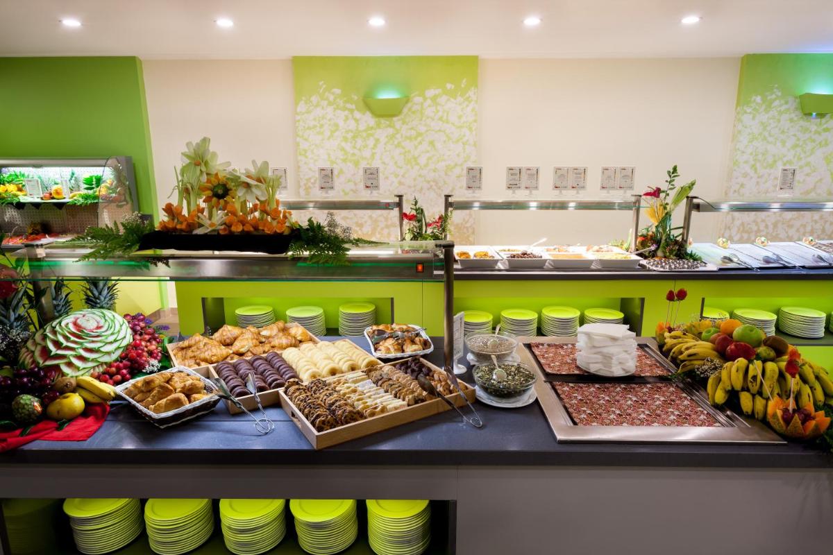 Comida en o cerca de este hotel
