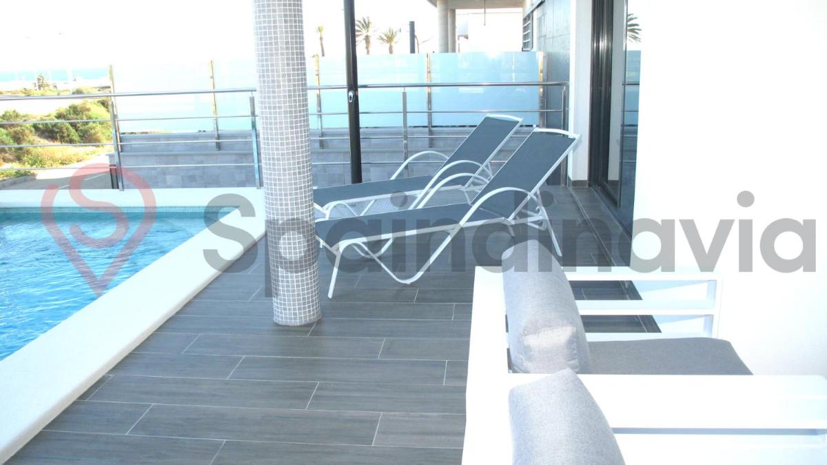 Astonishing beach and pool house - Housity