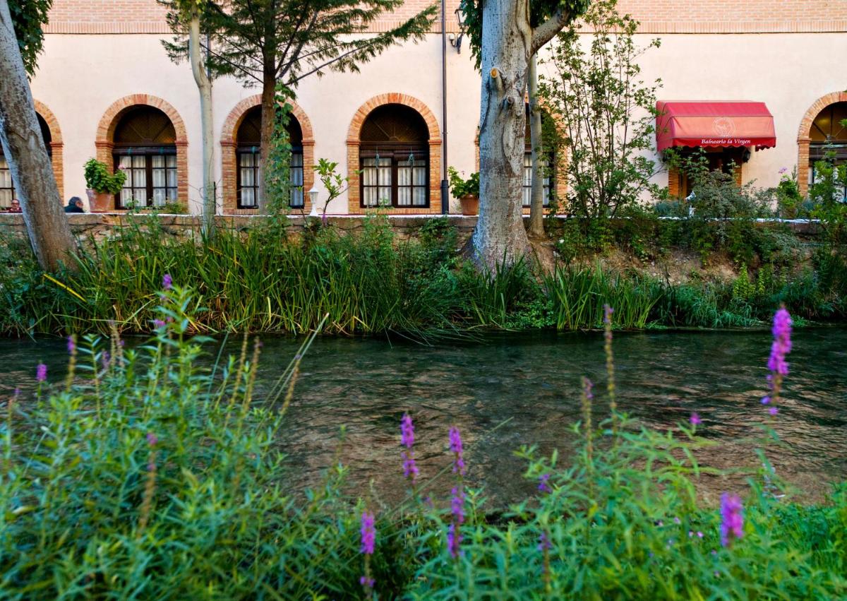 Jardín al aire libre en Hotel Balneario de La Virgen