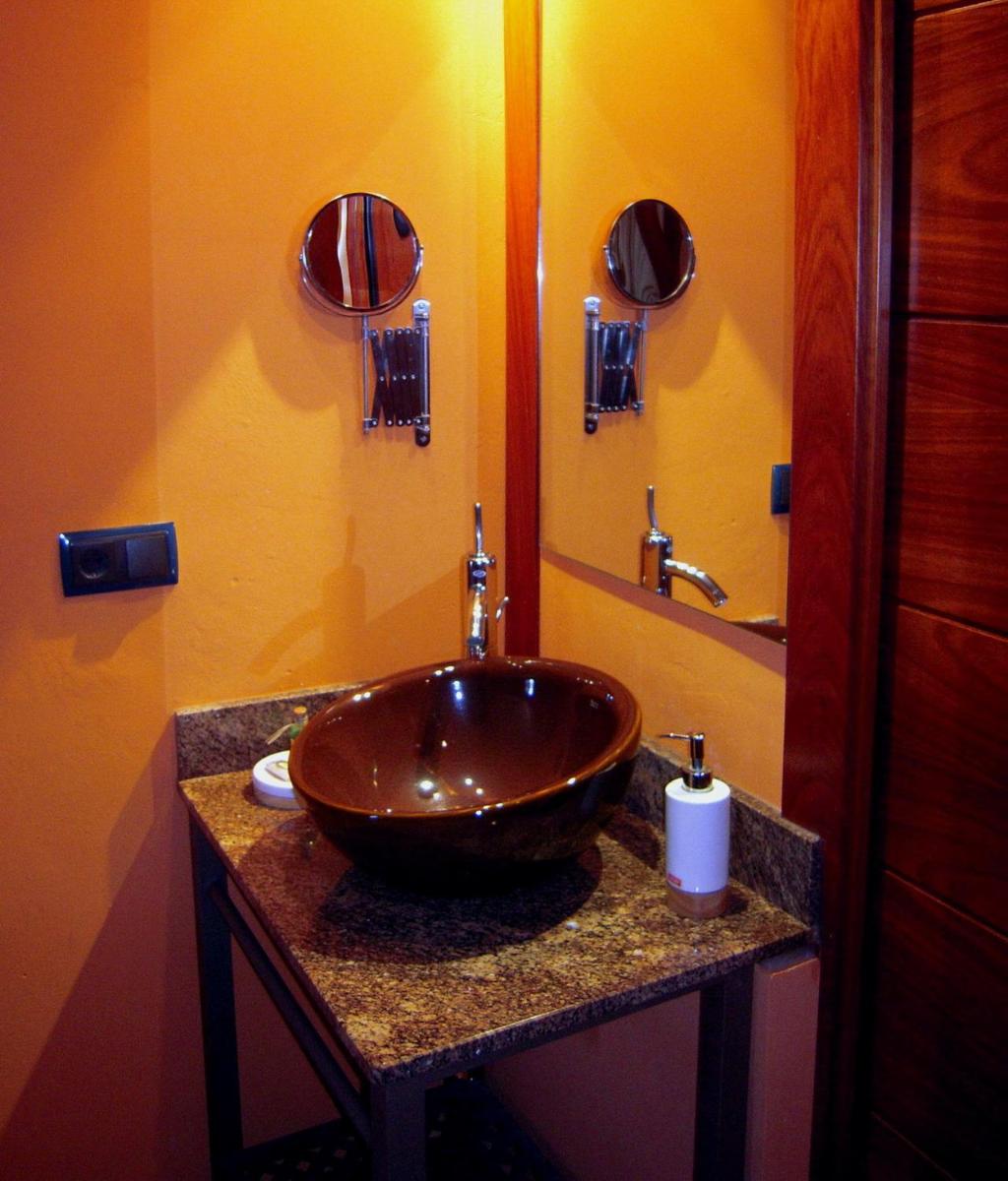 baño con un gran fregadero en una encimera en Posada Real La Vieja Chimenea-Spa, en Herreros