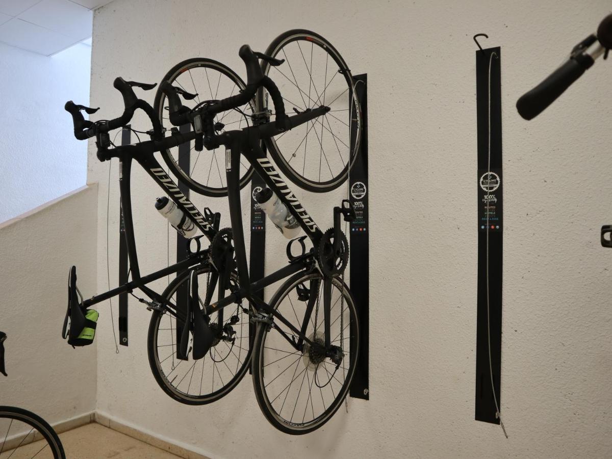 Montar en bicicleta en Blau Punta Reina o alrededores