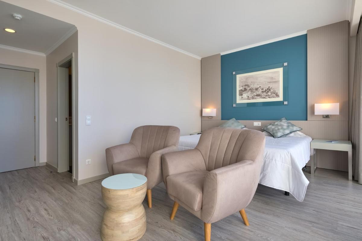 Uma área de estar em Hotel Orca Praia