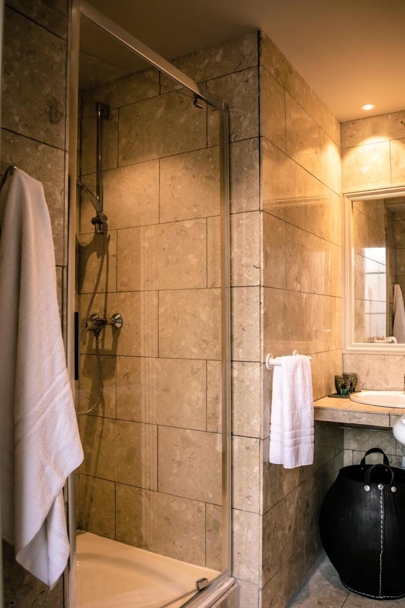 Salle de bains dans l'établissement La villa 10 HÔTEL SPA