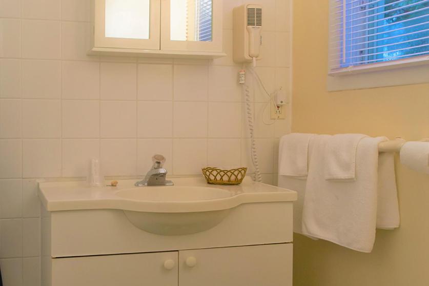Chalet Beaconsfield Motel - Housity