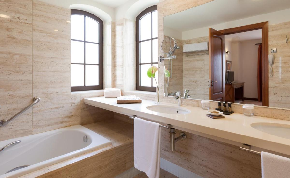 Un baño de Hotel Suite Villa Maria