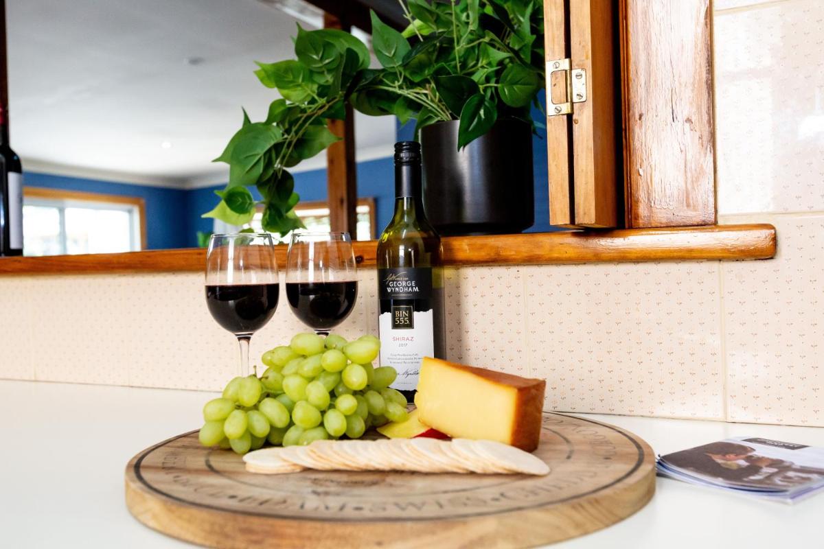 Best Central House - SLEEPS 12 !! - Housity