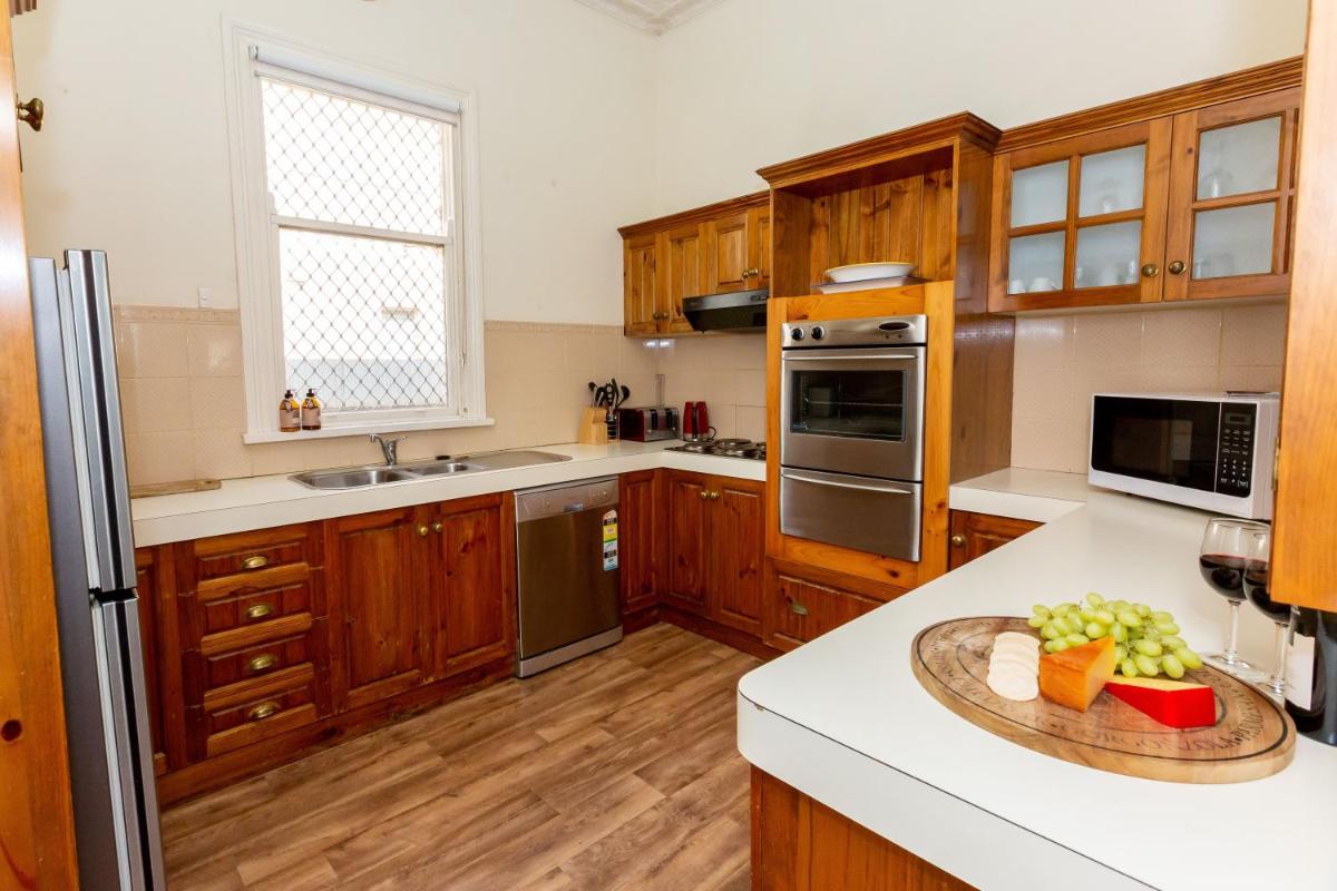Best Central House - SLEEPS 12 !! - Housity