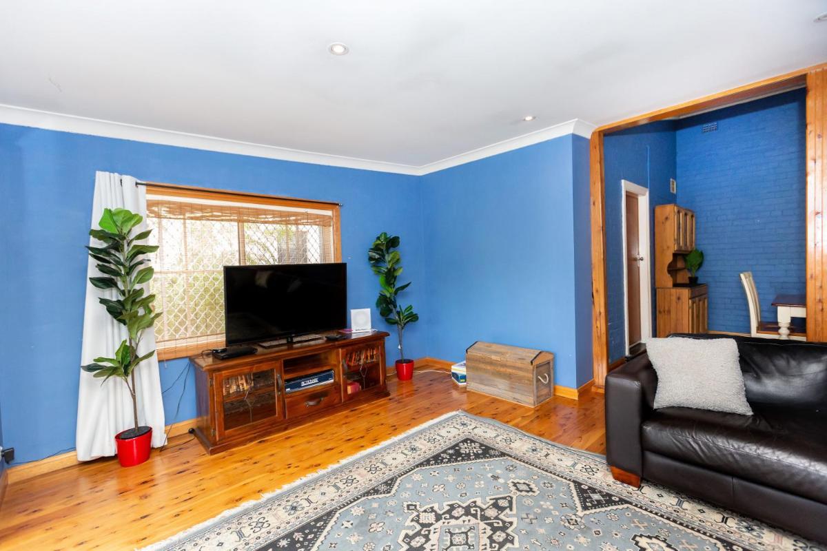 Best Central House - SLEEPS 12 !! - Housity