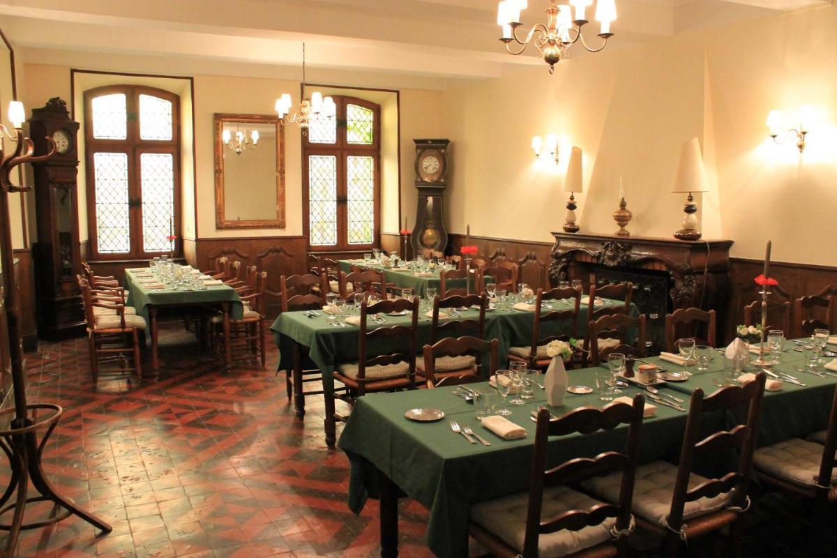 Hôtel et Restaurant Le Manoir - Echangeur A7-A9 - 24h-24h - Housity