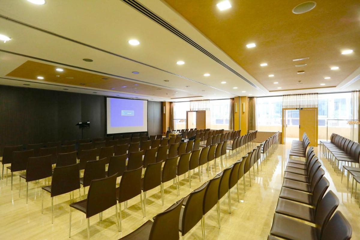 una sala de conferencias con sillas y una pantalla en Gran Palas Hotel - Spa incluido, en La Pineda 37 fotos más