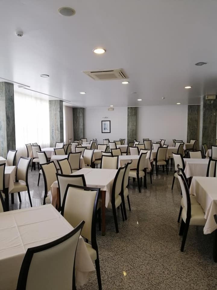 Um restaurante ou outro lugar para comer em Hotel Costa de Prata 2 & Spa