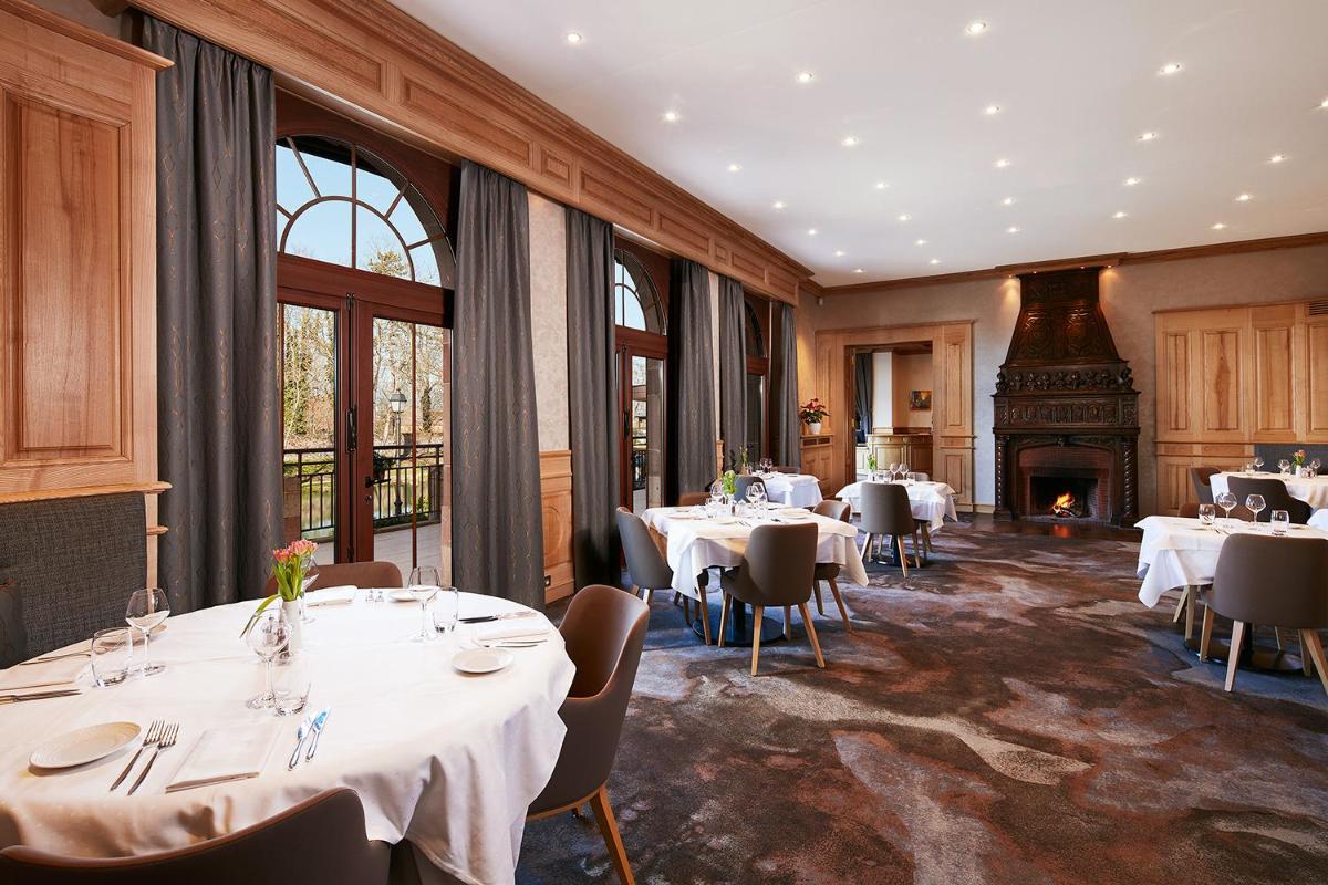 Coin salon dans l'établissement Hotel Spa Restaurant Domaine du Moulin