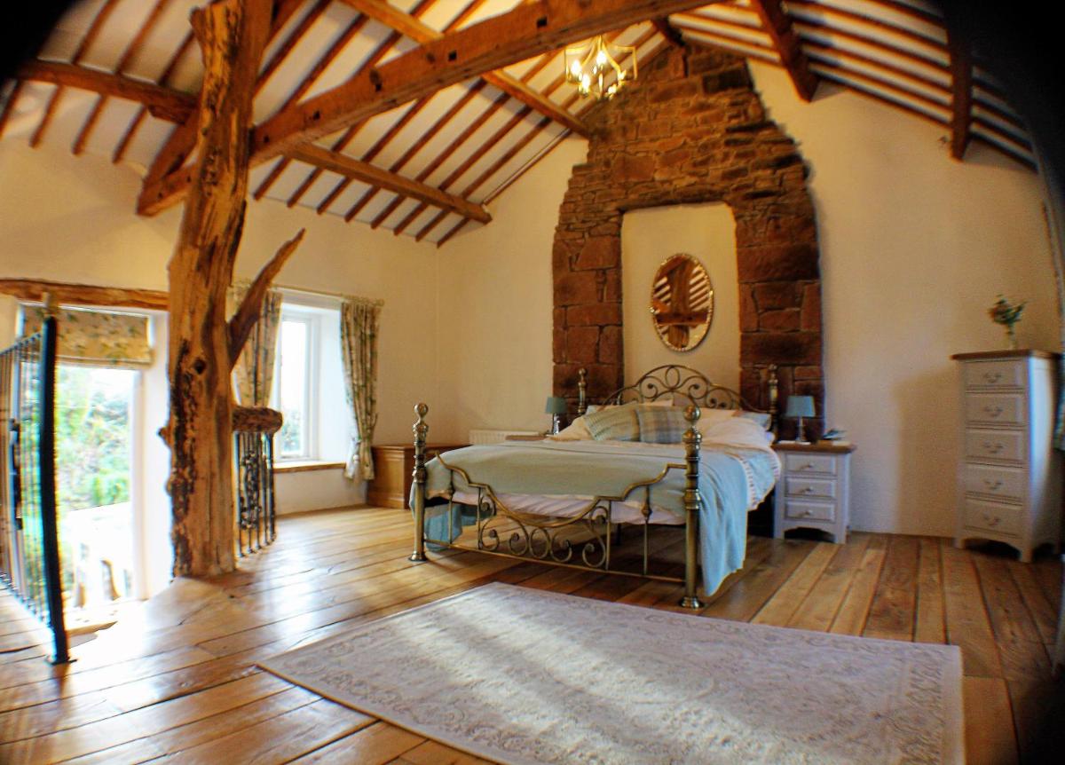 The Tree House Cumbria, unique, romantic, quirky cottage - Housity