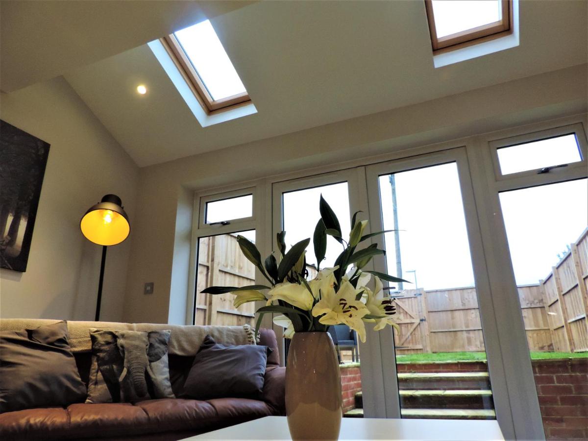 3 Bed Farnborough Air Accommodation - Housity