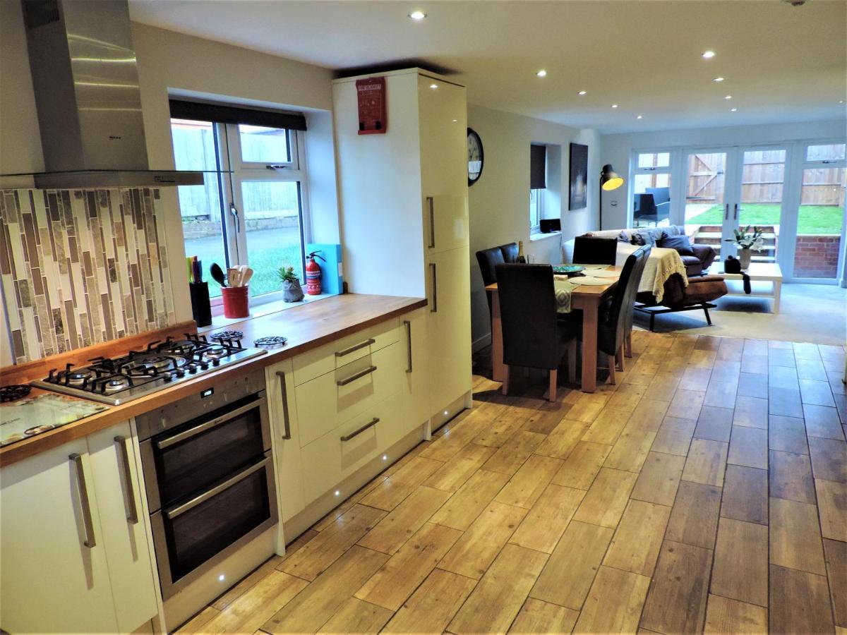 3 Bed Farnborough Air Accommodation - Housity