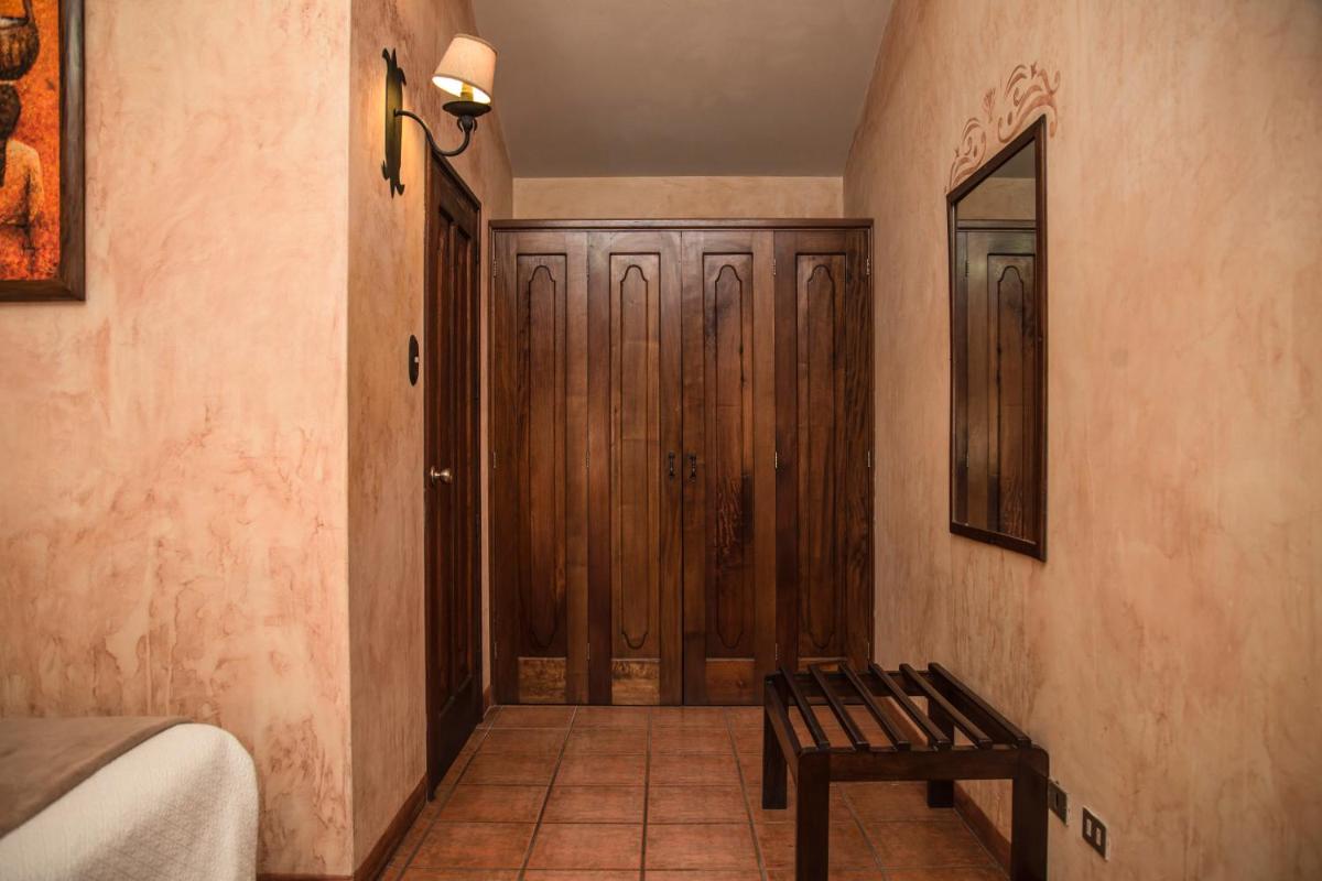 Hotel Las Farolas - Housity